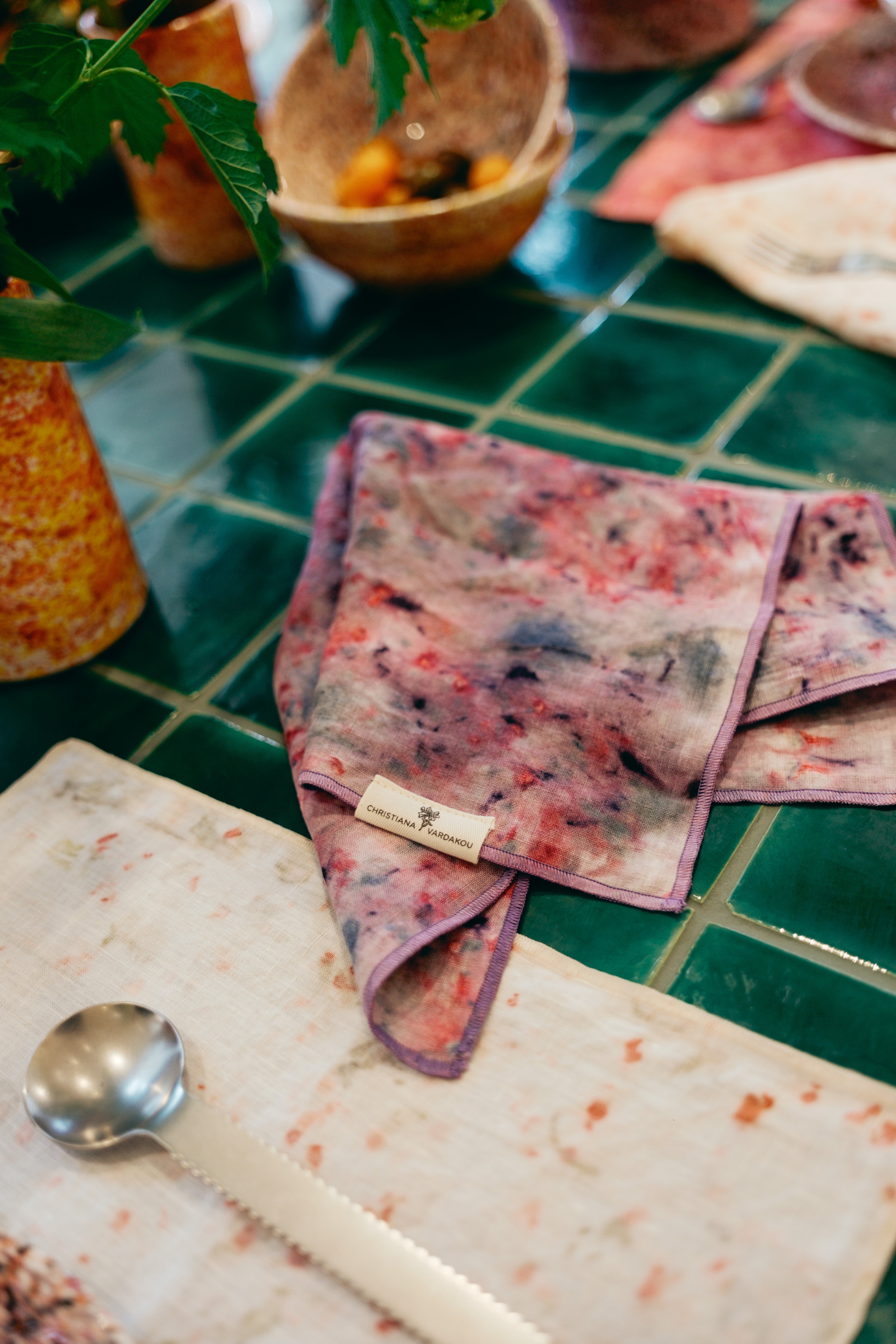 Black rose splatter linen napkin set