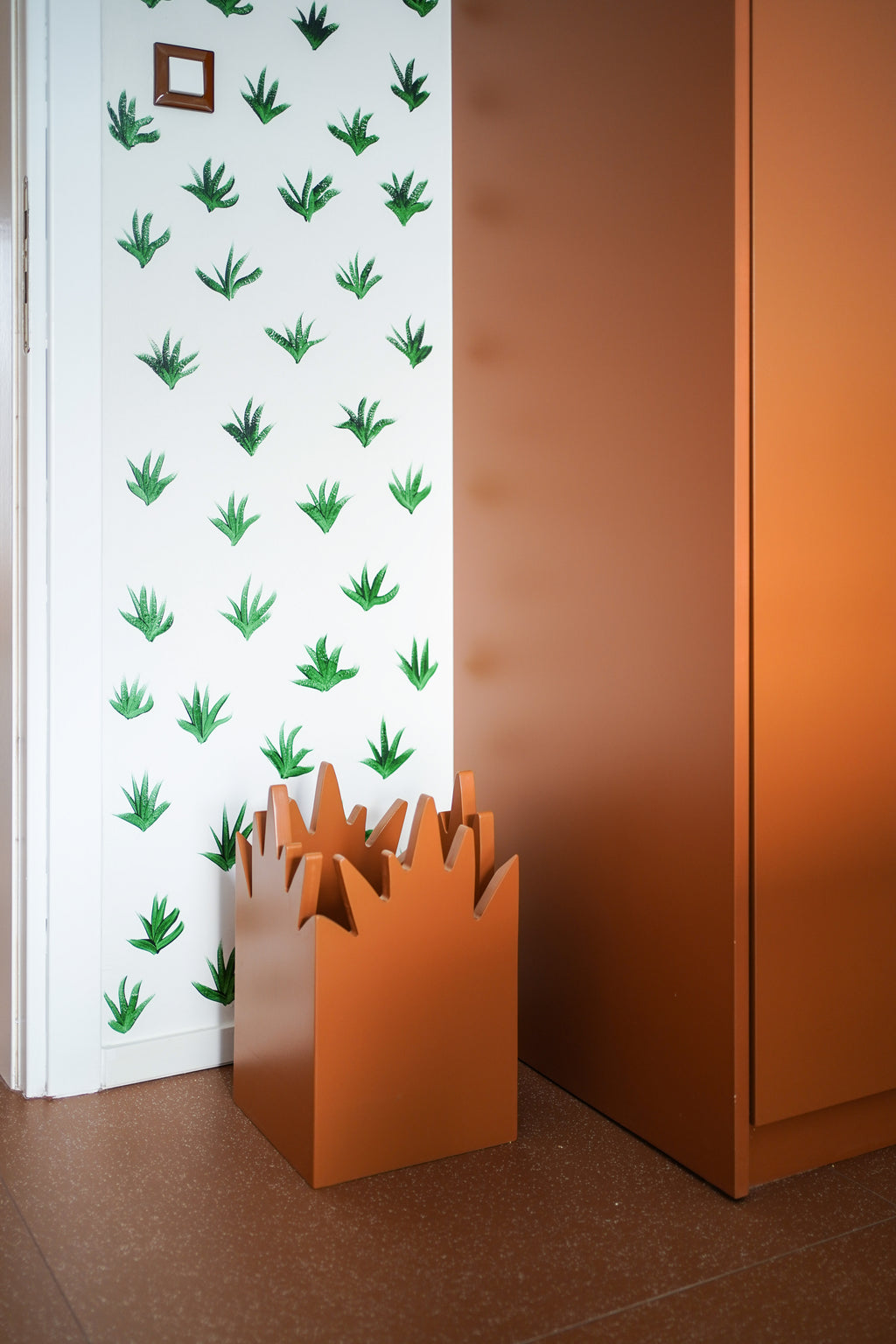 WOODEN PLANT-SHAPED BIN - TERRACOTTA