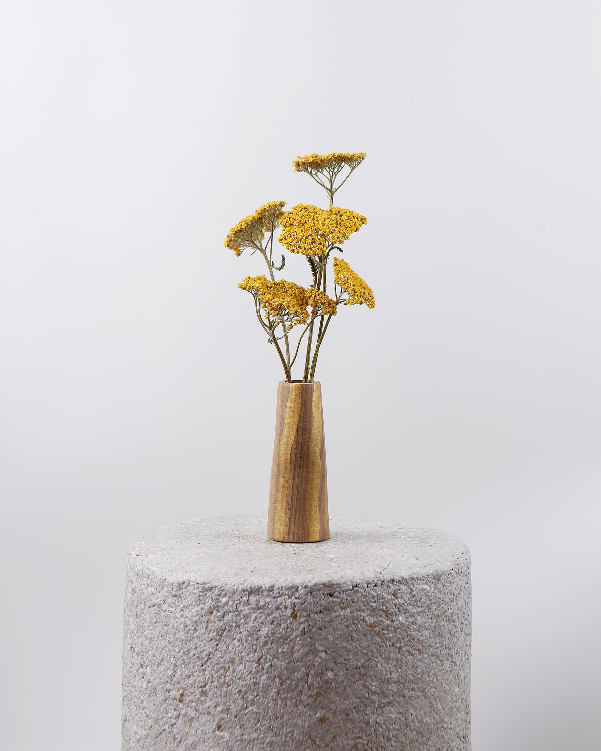 Gold stripes on oak vase