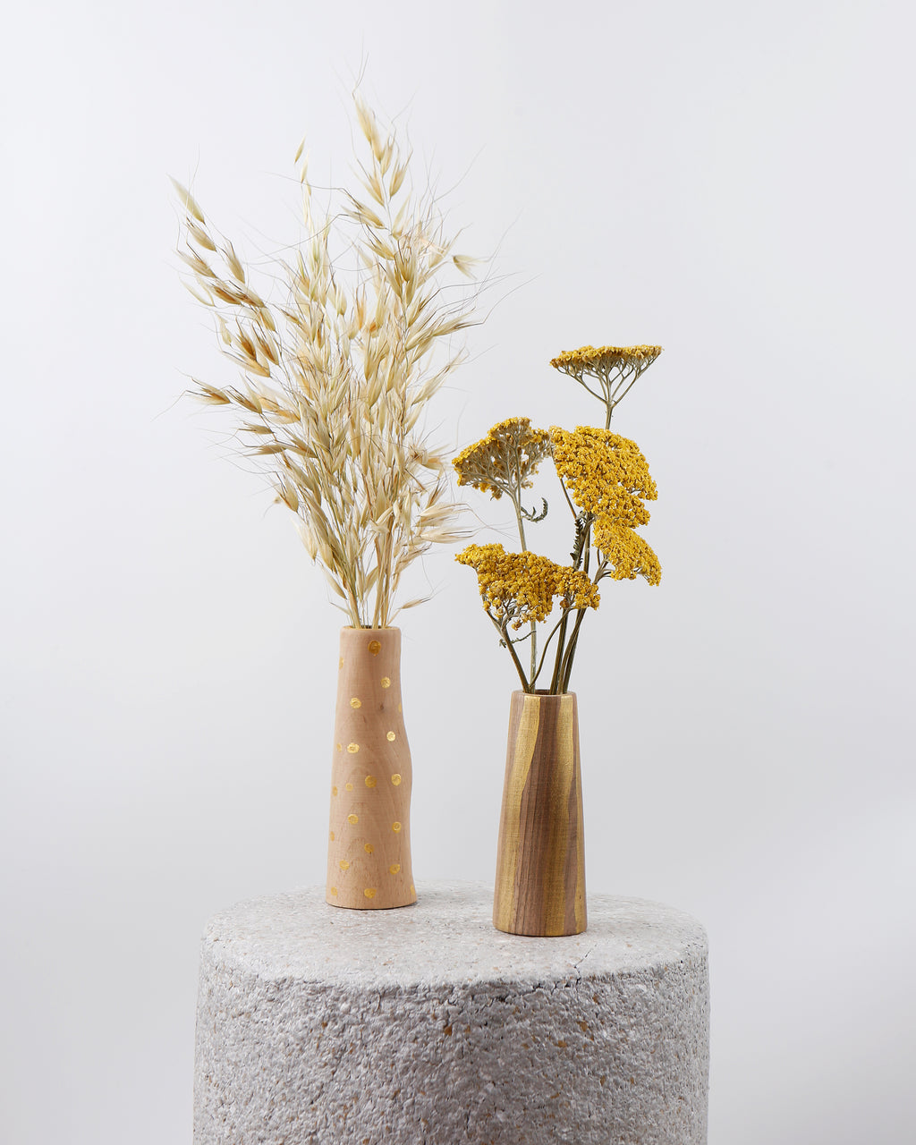 Gold stripes on oak vase